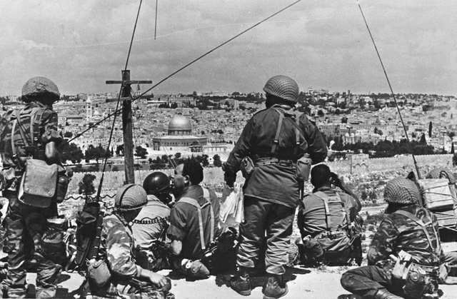 Soldats israéliens face à Jérusalem-Est (1967)