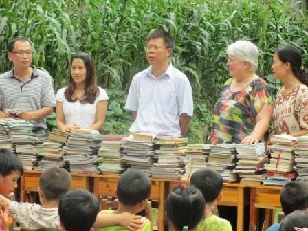 Principal Lan accepted the donated books from Minyi Primary School.