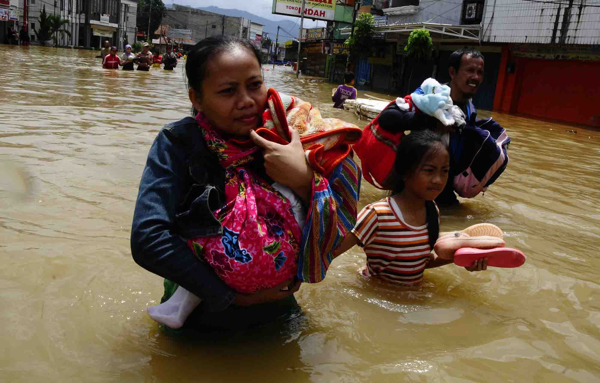 Peristiwa banjir besar di kelantan tahun 2014. 5 Amukan Bencana Alam Terdahsyat Sepanjang 2014
