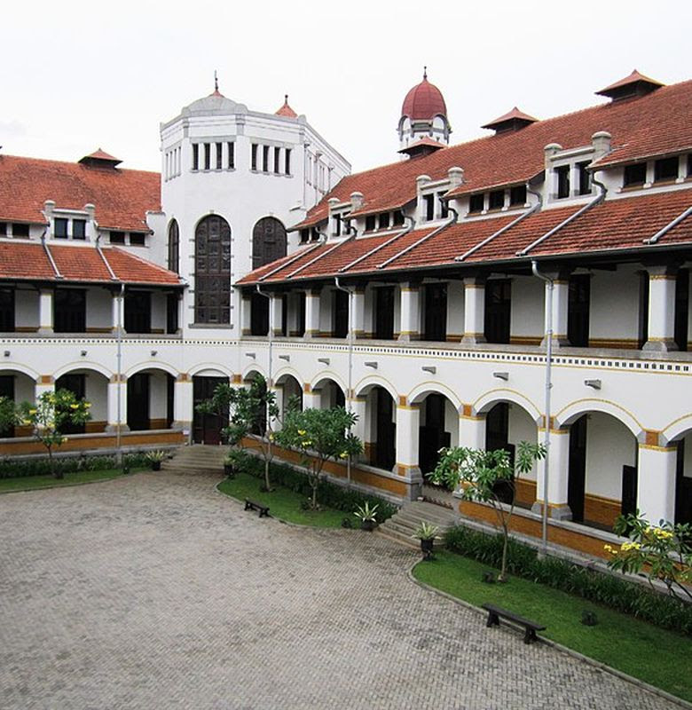 Lawang sewu merupakan bahasa jawa yang memiliki arti seribu pintu. Yuk Berkunjung Ke Lawang Sewu Gedung Seribu Pintu Yang Tidak Memiliki 1 000 Pintu Semua Halaman Bobo