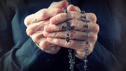Handsofanelderwomanholdingarosarywhilepraying.jpg