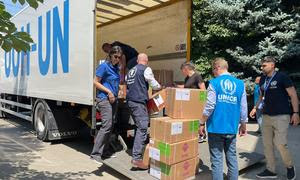 Cinco camiones repartieron ayuda humanitaria en Bilozerka, una de las comunidades más afectadas por las inundaciones provocadas por la rotura de la presa de Kakhovka en Ucrania.