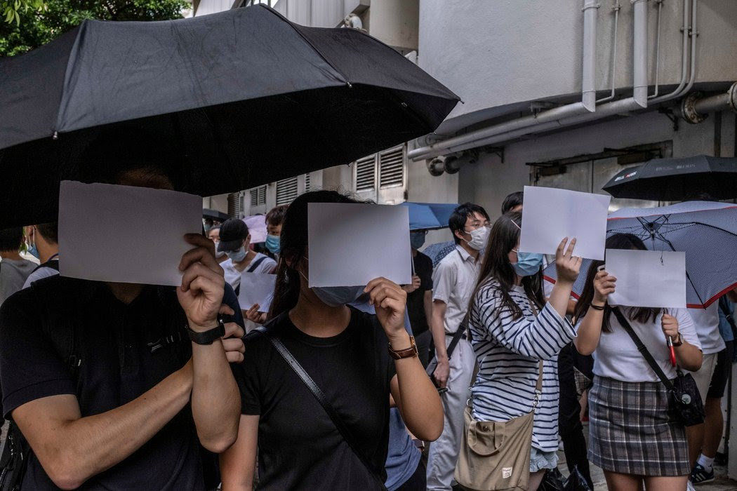 由於一些口號現在可能屬於非法，香港人開始舉著什麼都不寫的白紙示威。