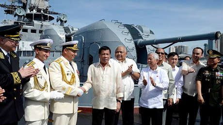 Rodrigo Duterte estrecha la mano al contralmirante ruso Eduard Mijáilov en Manila, Filipinas, el 6 de enero de 2017.