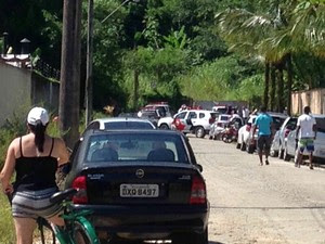 Corpo estava em terreno no fim da rua (Foto: Vanderlei Rodrigues/Vanguarda Reporter)