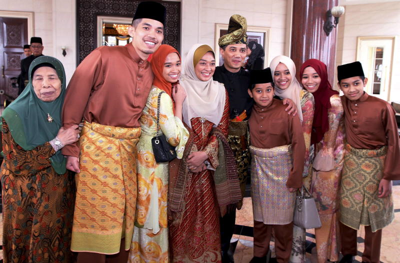 adik beradik azmin ali