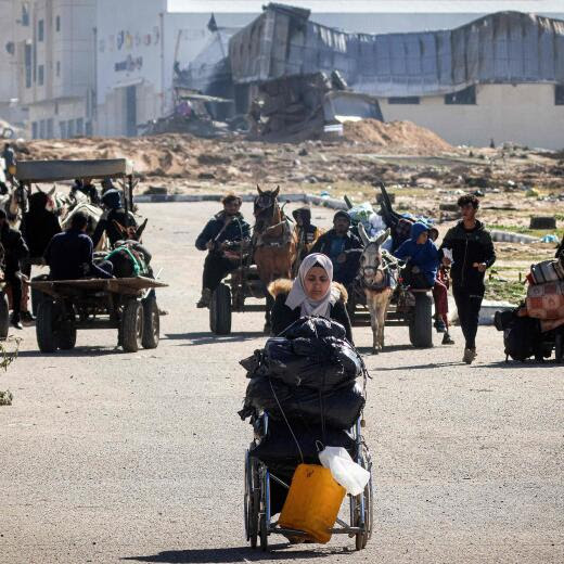 Des Palestiniens déplacés de Khan Younès, où les combats font rage