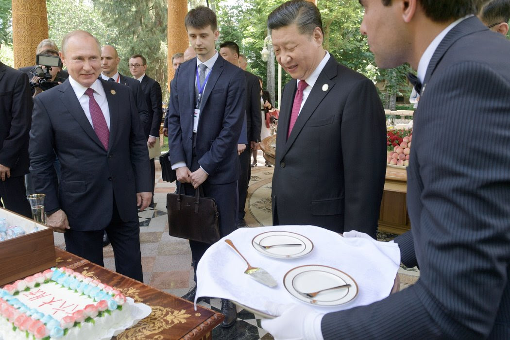 週五，中國領導人習近平生日的前一天，普京給他送上一個蛋糕。