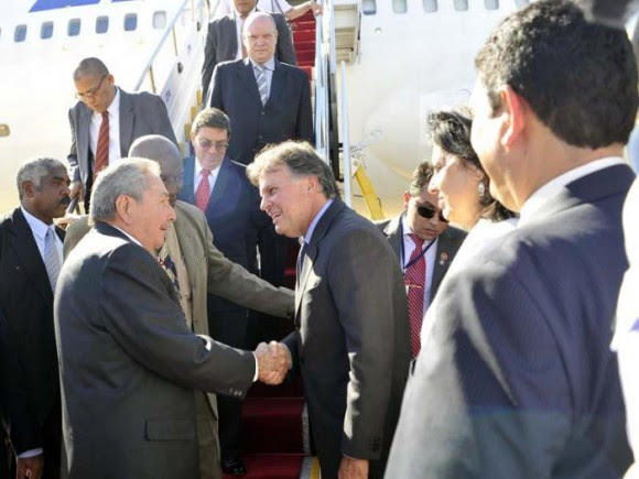  En la tarde de este miércoles llegó a la capital brasileña el General de Ejército Raúl Castro Ruz, Presidente de los Consejos de Estado y de Ministros, para participar en la Reunión de Líderes de China y América Latina y el Caribe que se celebrará en las próximas horas. Foto: Estudios Revolución