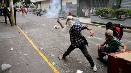 Manifestantes se enfrentan a las fuerzas de seguridad durante una protesta contra la privatización de la salud y educación en Tegucigalpa, Honduras, el 29 de abril de 2019.