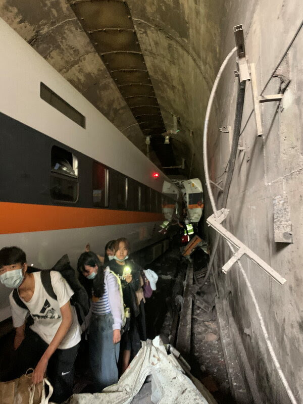 政府運營的中央社表示，該列車出事時約載有​​350名乘客。