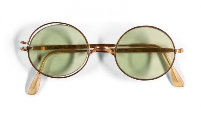 Les lunettes de soleil rondes de John Lennon, si emblématiques de son style, bientôt aux enchères