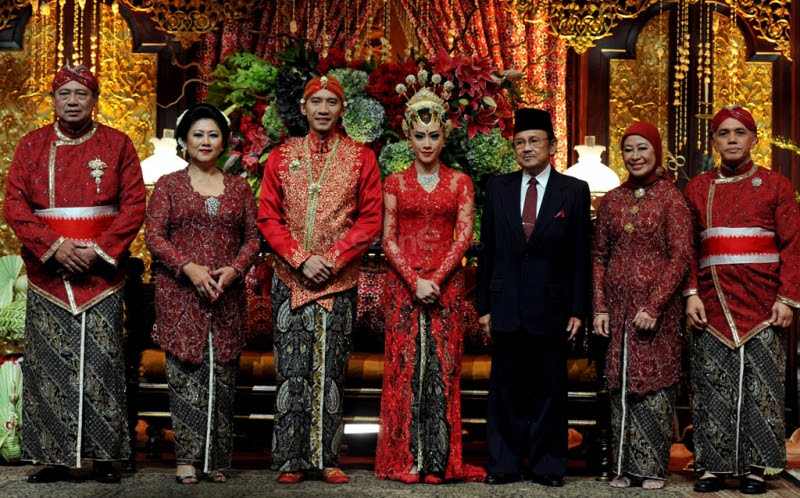 45 Model  Baju  Kebaya  Orang  Tua  Pengantin Terbaru 2019 