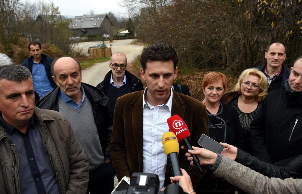 Bozo Petrov (Centre) and members of Bridge/Most At Plitvice Croatia 14 November 2015 PHOTO: R.FAJT/CROPIX 