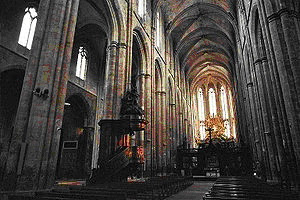 Interior de la basílica de Saint-Maximin-la-Sainte-Baume