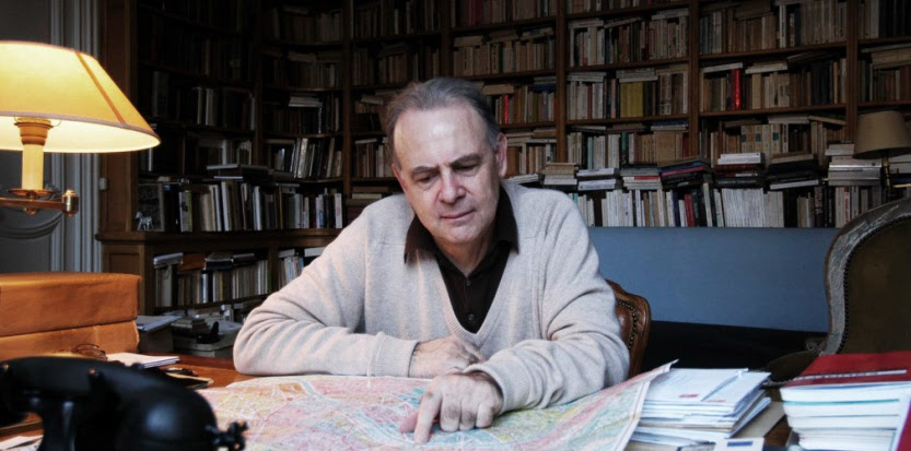 Patrick Modiano, chez lui, en 2007. L'auteur de "la Place de l'Etoile" a reçu ce jeudi 9 octobre le prix Nobel de littérature. (Sipa)