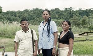 Elizabeth Moreno Barco "Chava" (al centro), ganadora en la región de América del Premio Nansen para los Refugiados 2023, de ACNUR.