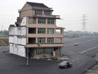 15 surreal pictures of Chinese 'nail houses' whose owners refused to cave to developers