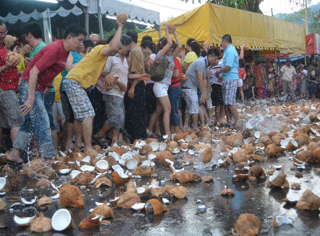 breaking coconut in temple க்கான பட முடிவு