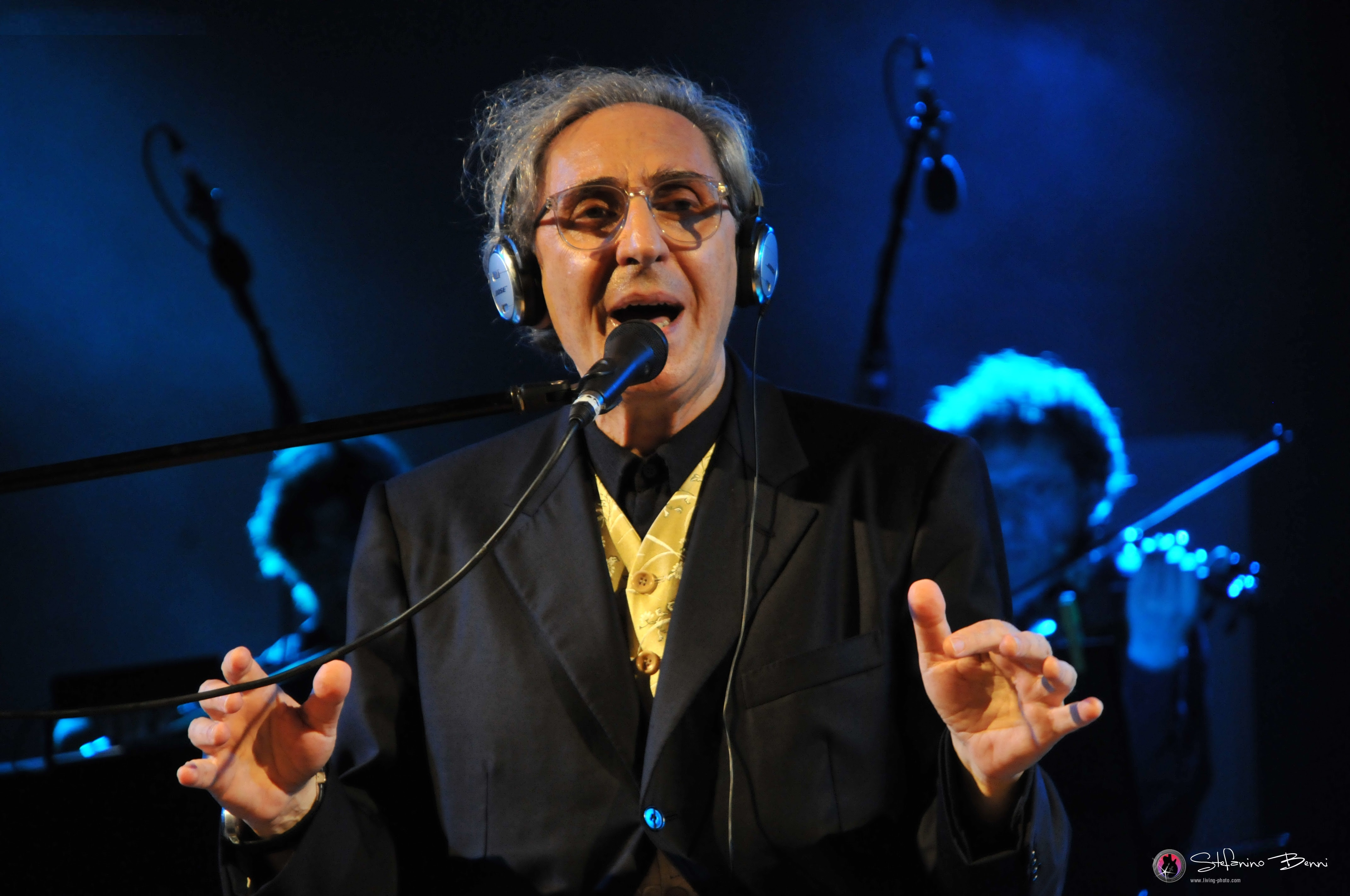 Gioielli rubati includes songs from battiato's pop albums l'era del cinghiale bianco (1979), patriots (1980), la voce del padrone (1981), l'arca di noè (1982) and orizzonti perduti (1983). Franco Battiato E Alice Un Tour Insieme Nel 2016
