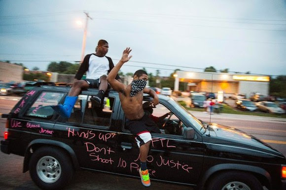 Manifestantes salen a la calle en Ferguson antes de toque de queda. Foto: Reuters.