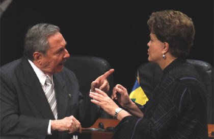 O ditador coadjuvante de Cuba com a presidente coadjuvante do Brasil. Dedo na cara ou conversa entre amigos durante a CELAC?  