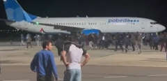 This frame grab taken from video footage posted on the Telegram channel @askrasul on October 29, 2023 shows protestors on the apron area of an airport in Makhachkala. A mob looking for Israelis and Jews overran an airport in Russia's Caucasus republic of Dagestan on October 29, after rumours spread that a flight was arriving from Israel. (Photo by Telegram / @askrasul / AFP) / RESTRICTED TO EDITORIAL USE - MANDATORY CREDIT "AFP PHOTO / Telegram channel @askrasul" - NO MARKETING NO ADVERTISING CAMPAIGNS - DISTRIBUTED AS A SERVICE TO CLIENTS