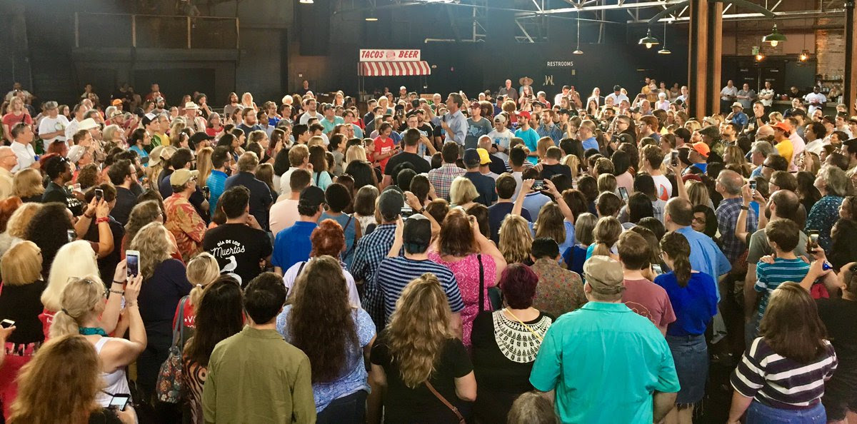 Beto addressing a massive crowd of 1,000 people in Nashville, TN