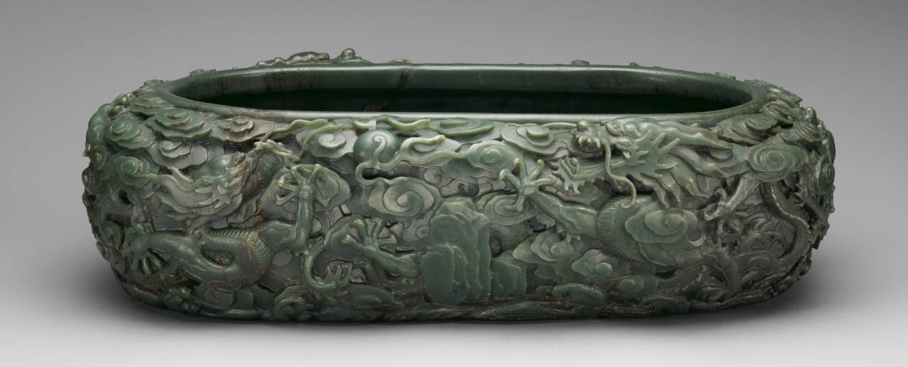 Imagem de uma bacia de Jade, embelezada por dragões perseguindo pérolas flamejantes por uma paisagem cheia de nuvens, carrega em seu interior um poema do imperador Qianlong