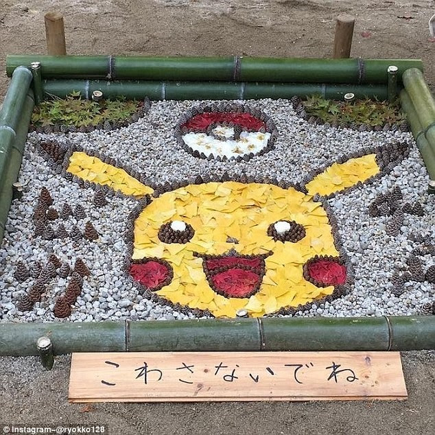 
Lá vàng được sử dụng để tạo ra khuôn mặt chú pokemon nổi tiếng Pikachu.
