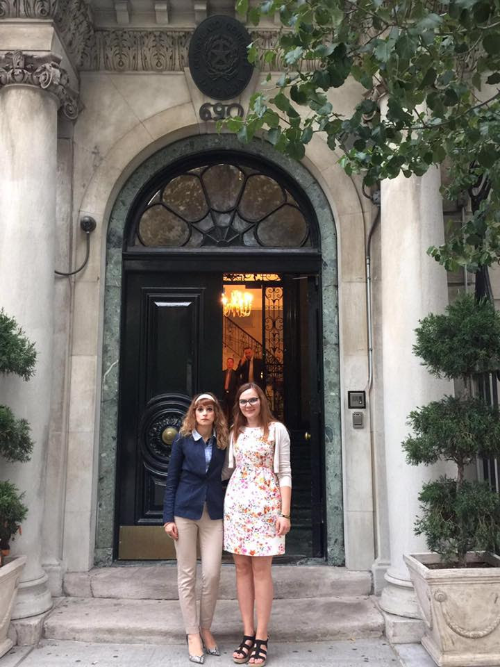 Piero, ignazio e gianluca sono impegnati a girare tutta la città di new york alla ricerca di persone straordinarie che sono arrivate senza niente in mano e nelle tasche. Al Consolato D Italia Di New York Per Incontrare La Comunita Italiana Tiziana Ciprini