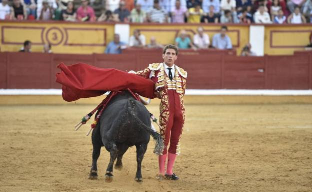 Manoletina de Ginés Marín al tercero de la tarde al que cortó dos orejas