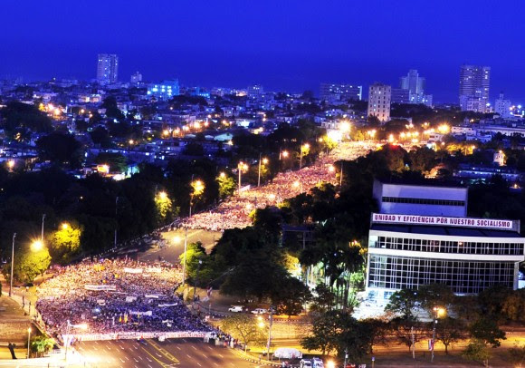 El pueblo tomó temprano la avenida Paseo para el desfile por el Primero de Mayo. Foto. Roberto Garaicoa Martinez/Cubadebate