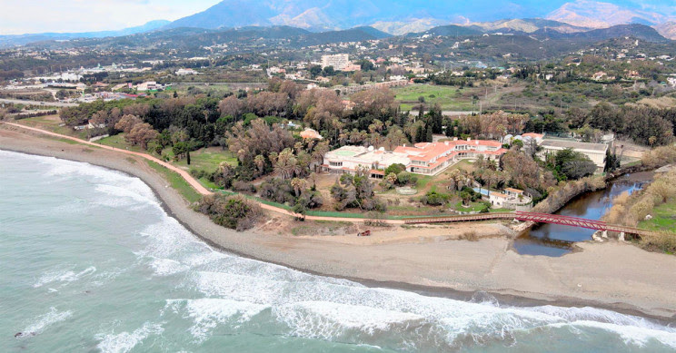 Imagen  - A la venta por 23 millones un palacete a pie de playa y con tres helipuertos en Estepona