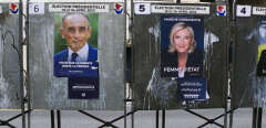 A Paris, le 4 avril 2022. Affiches de Marine Le Pen et Eric Zemmour.