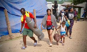 Migrantes cruzan con éxito el Paso del Darién, en Centroamérica, tras huir de Haití a causa del conflicto y la inseguridad.