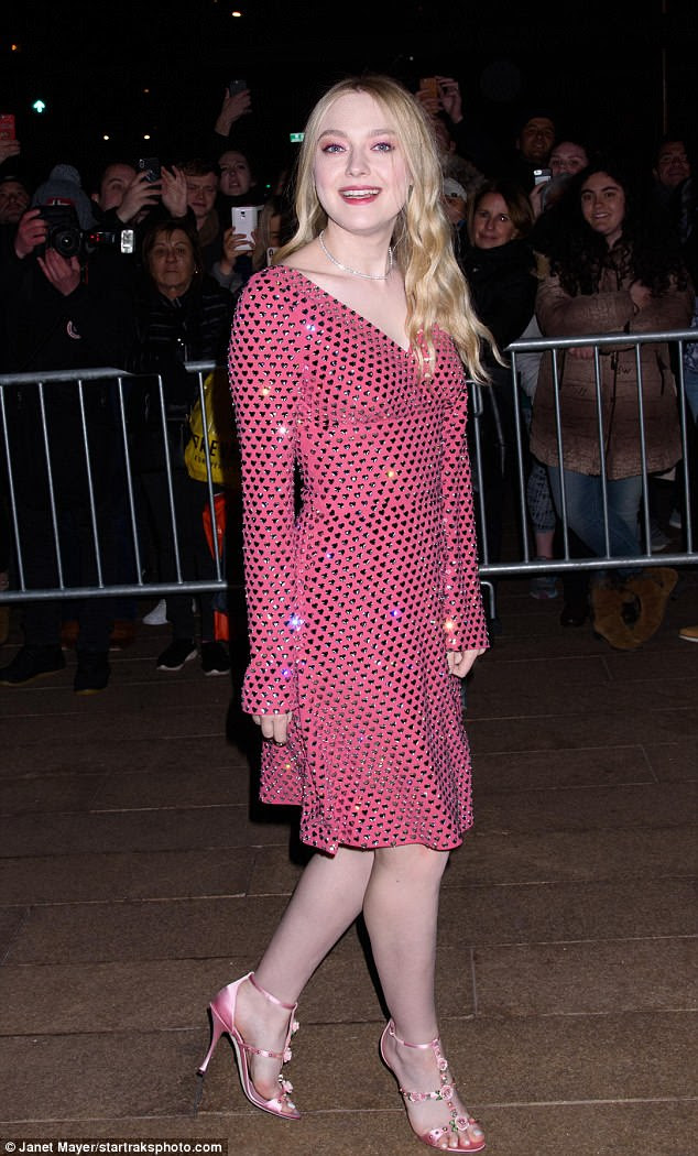 Pretty in Pink: Dakota Fanning tambÃ©m esteve presente no jantar da D & G no The Met