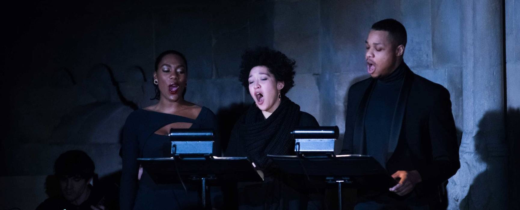 Imagem de um grupo de cantores no The Met Cloisters.
