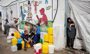 Desplazados palestinos hacinados en una escuela de la UNRWA convertida en refugio en Deir al Balah, Gaza.