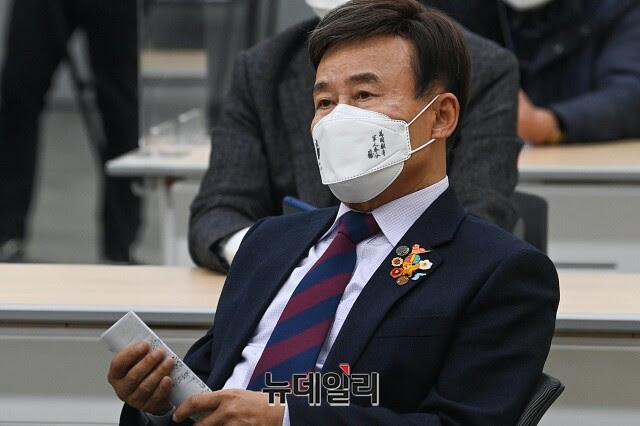 보수정당과 민주당계 정당을 왔다갔다하여 철새 정치인이라는 비판을 받았답니다. ë‹¨ë… ê´'ë³µíšŒìž¥ ê¹€ì›ì›…ì€ ê°€ì§œ ë…ë¦½ìœ ê³µìž ì†Œì†¡ ê±¸ì–´ ì§„ì‹¤ ë°ížˆê² ë‹¤ Save Internet ë‰´ë°ì¼ë¦¬