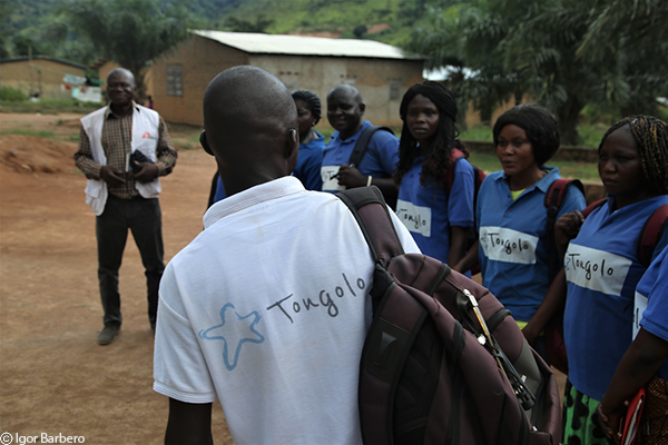 Tongolo Gedeon, supervisor de promoción de la salud, conversa con un equipo de MSF que va casa por casa en diferentes barrios de Bangui, la capital de la República Centroafricana, para sensibilizar sobre la violencia sexual y cómo acceder a los servicios que brinda MSF.