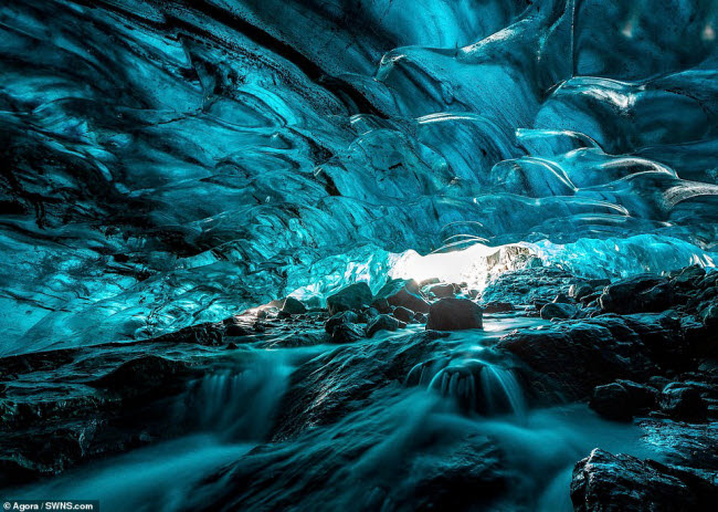 Khung cảnh đầy mê hoặc trong hang động băng ở Iceland.