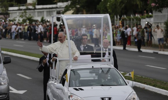 El Papa recorrió 18 kilómetros por La Habana en un vehículo abierto construido en Cuba especialmente para la ocasión. Según el cálculo inicial del portavoz vaticano, Federico Lombardi, unas cien mil personas se congregaron a lo largo del recorrido. Foto: Ismael Francisco/ Cubadebate