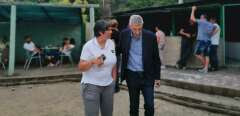 Michel Castellani, en campagne dans la commune de Muratu. A sa droite, sa suppléante à l’Assemblée nationale Juliette Ponzevera.