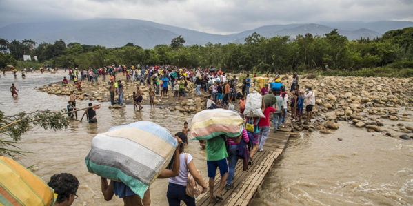 Des réfugiés et migrants vénézuéliens traversent la frontière avec la Colombie.  © HCR/Firas Al-Khateeb