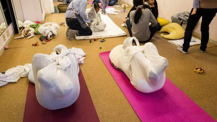 VIDEO. L'otonamaki, la thérapie de relaxation qui emballe les Japonais