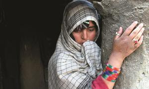 Las mujeres de Afganistán afirman que temen ser detenidas, según un nuevo informe de la OIM, ONU Mujeres y UNAMA.