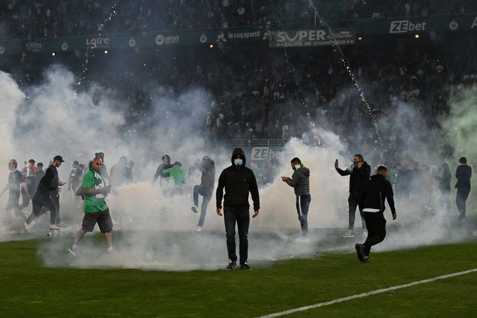 "C'est honteux" : après les incidents du match Saint-Etienne-Auxerre, les supporters auvergnats sont amers