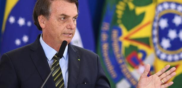 O então presidente Jair Bolsonaro discursa em evento com militares no Planalto