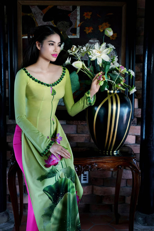 Bộ sưu tập áo dài với tên gọi 'Hoa Việt' được lấy ý tưởng từ hoa sen sẽ được nhà thiết kế Ngô Nhà Nhật Huy trình diễn trong chương trình